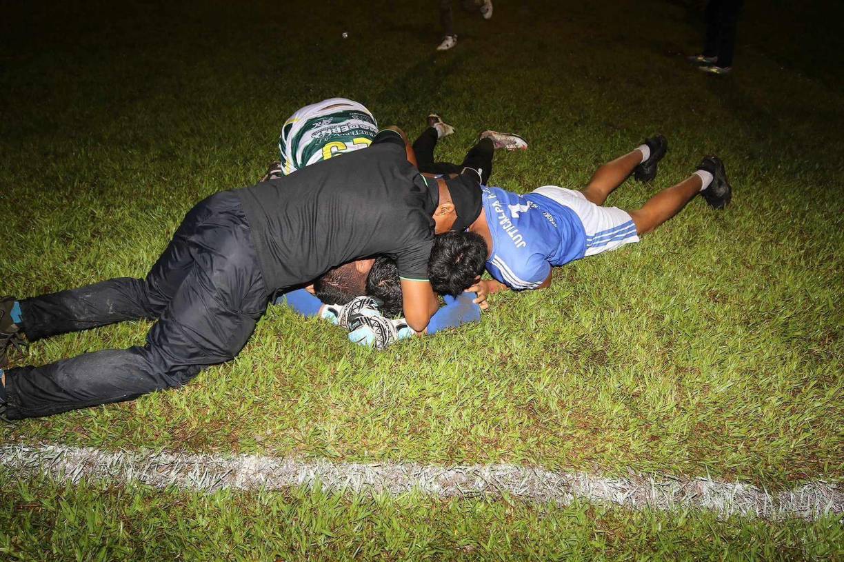 La alegría invadió a los jugadores del Juticalpa FC que se lanzaron sobre el terreno de juego. 