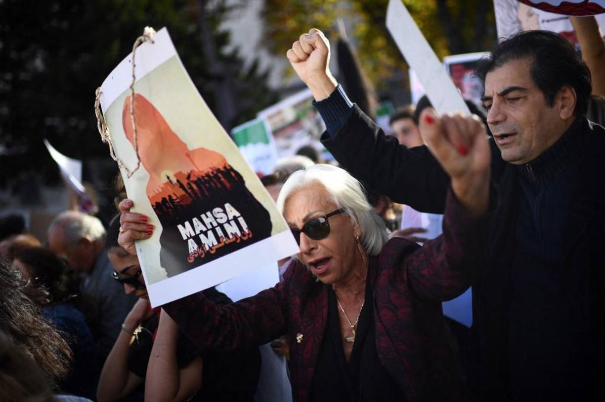 El principal partido reformista dentro de Irán pidió la derogación del código de vestimenta islámico obligatorio que Mahsa Amini había sido acusada de violar cuando las protestas por su muerte entraron en su novena noche.