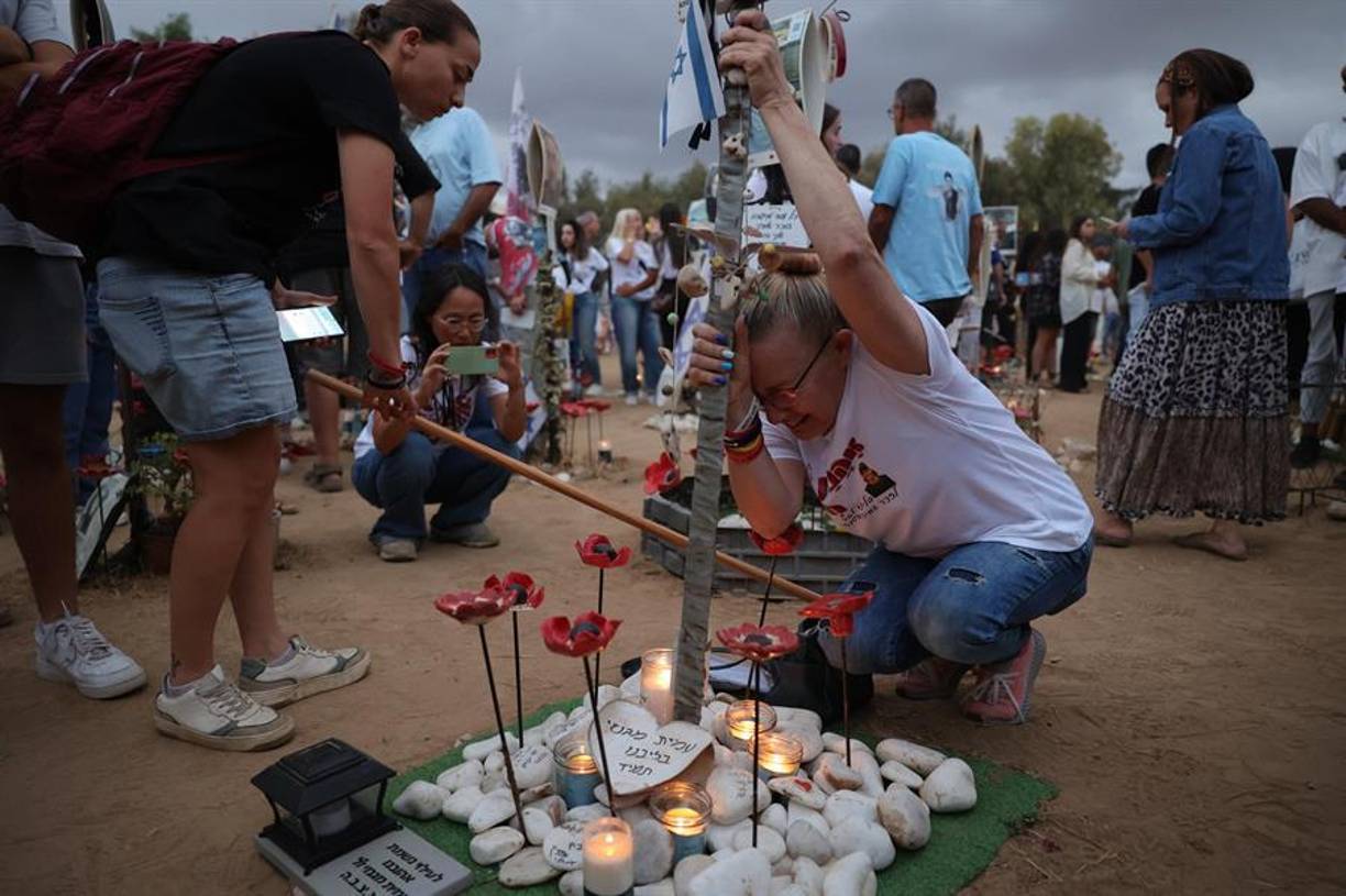 Con profundo dolor y valentía, las familias de las víctimas asesinadas se reunieron este lunes en el sur de Israel para honrar la memoria de sus seres queridos en el sitio conmemorativo del ataque del 7 de octubre de 2023. Entre lágrimas, recordaron las vidas arrancadas en aquel trágico día, mientras la nación entera acompaña su duelo y mantiene viva la memoria de quienes perdieron.