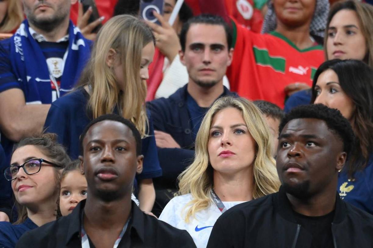 Camille Tytgat, esposa de Varane, estuvo presente en las graderías.