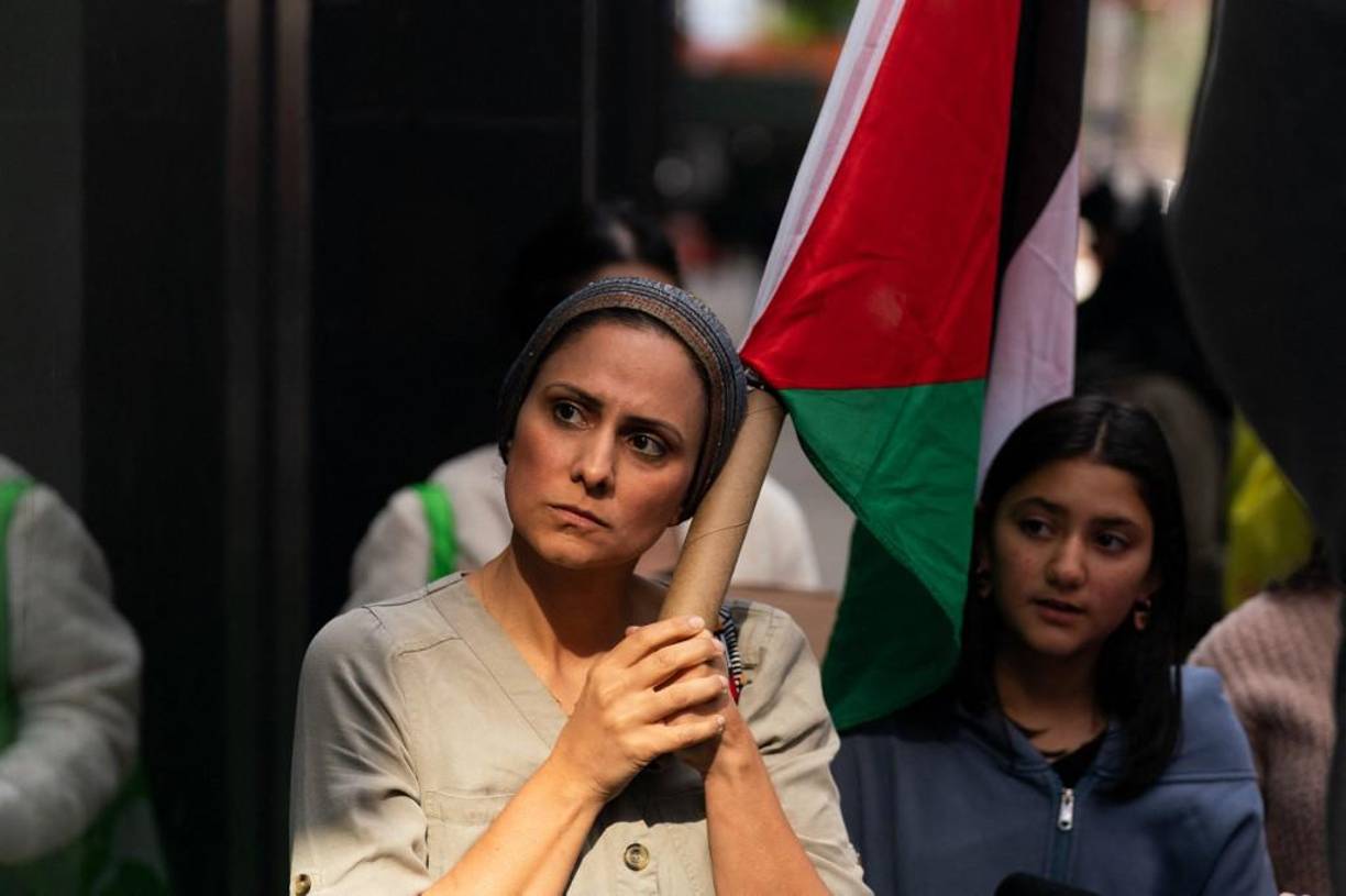 Los partidarios palestinos asisten a una protesta cerca del Consulado General de Israel en Nueva York el 9 de octubre de 2023.