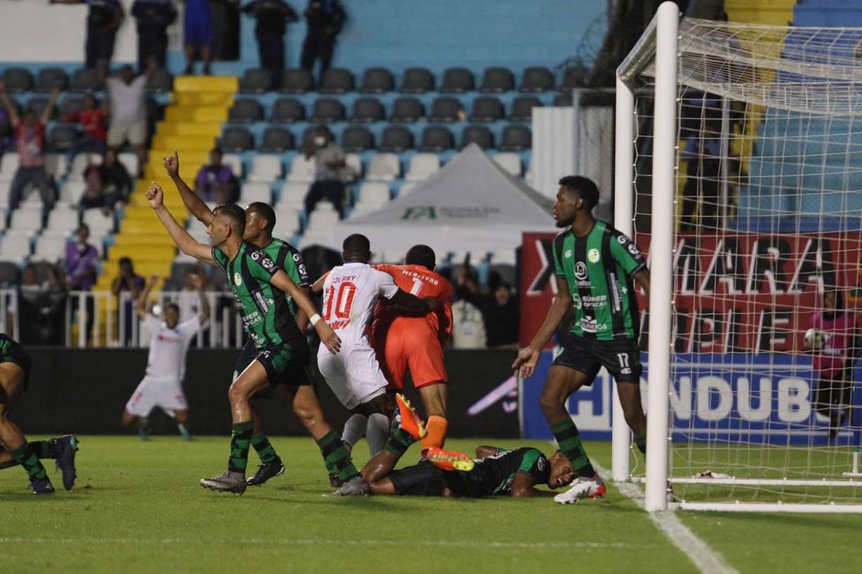 La secuencia en imágenes del polémico gol de Edrick Menjívar tras la mano de Edwin Solani Solano.