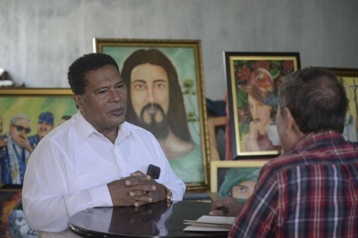 Kelvin Cóver no sabía que sus manos rudas eran capaces de crear arte, hasta hace menos de un año cuando se refugió en la pintura para mitigar el dolor de ver a su hija vencida por un cáncer.