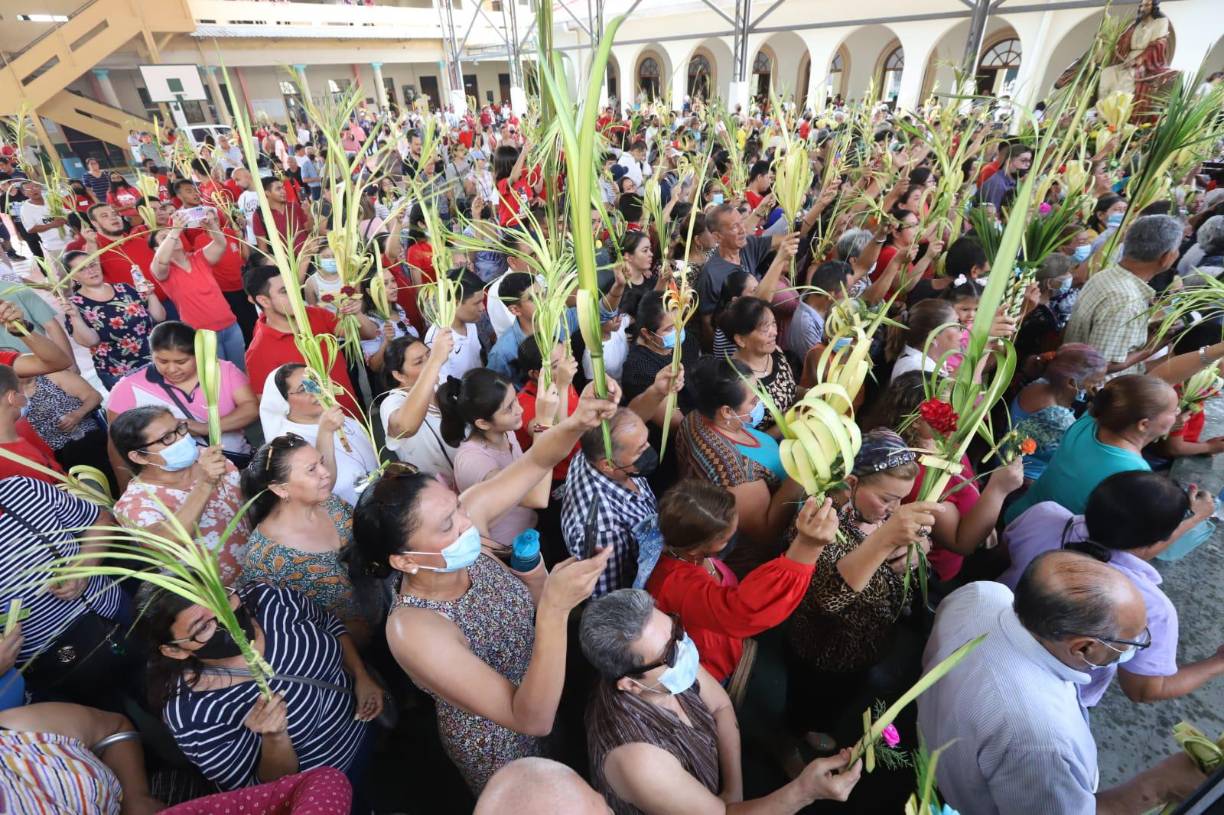 La feligresía de San Pedro Sula acudió desde temprano a la bendición de los palmas en el Instituto María Auxiliadora.