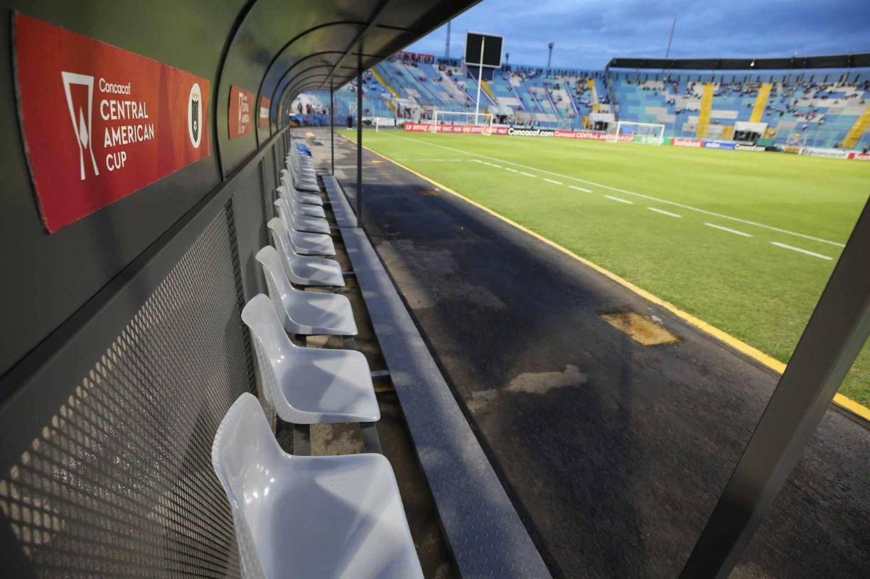 ¡Estreno! Los nuevos banquillos que se estrenarán en el estadio Nacional Chelato Uclés.