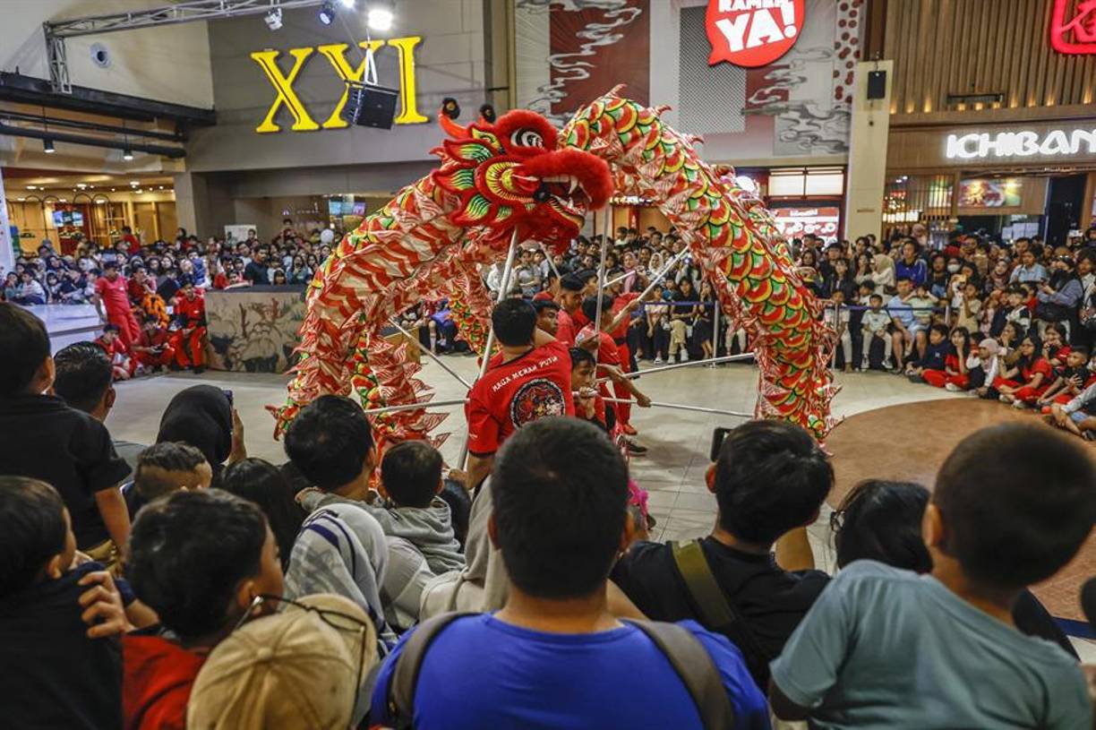 Unos 1,400 millones de chinos dijeron adiós al año del dragón y dieron desde anoche la bienvenida al año de la serpiente, que simboliza la sabiduría o la buena fortuna en el zodíaco tradicional y que comienza hoy con celebraciones familiares en todo el país.