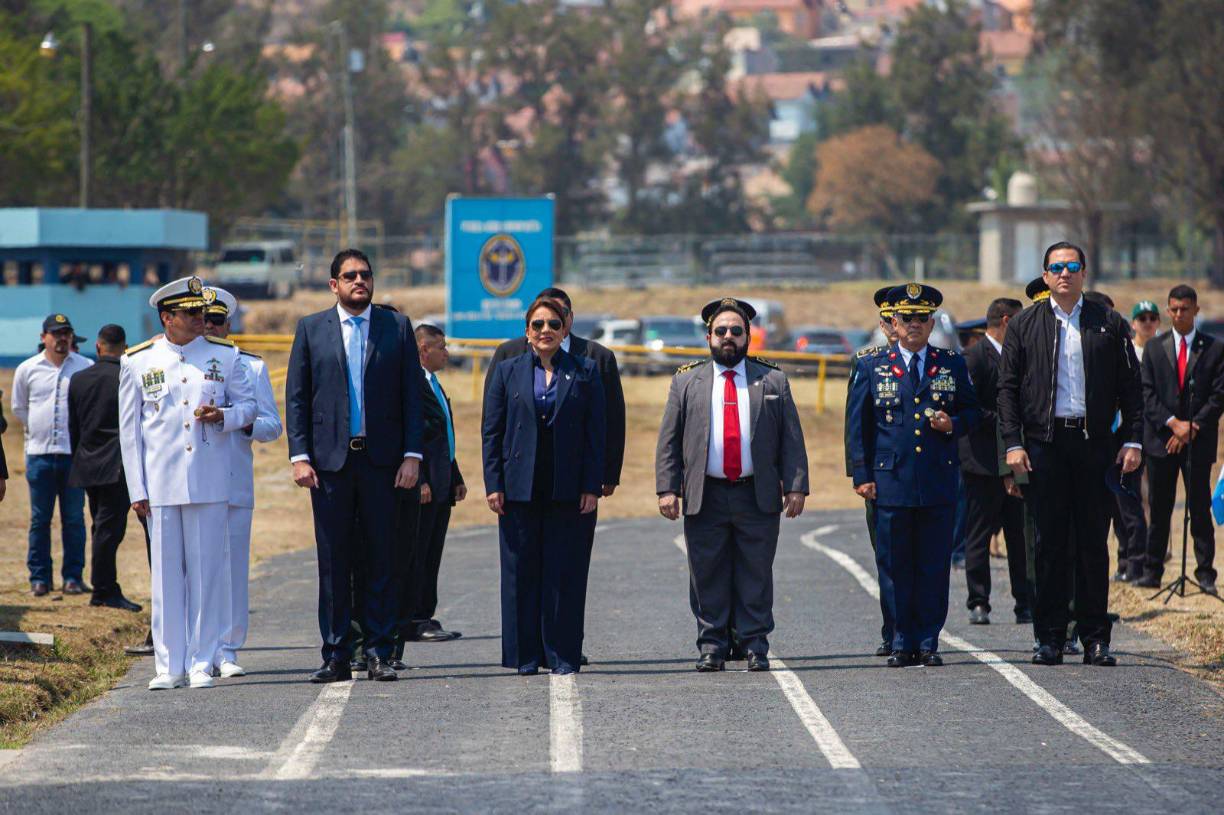Castro, también fue acuerpada por el cuestionado presidente del Congreso Nacional, Luis Redondo. 