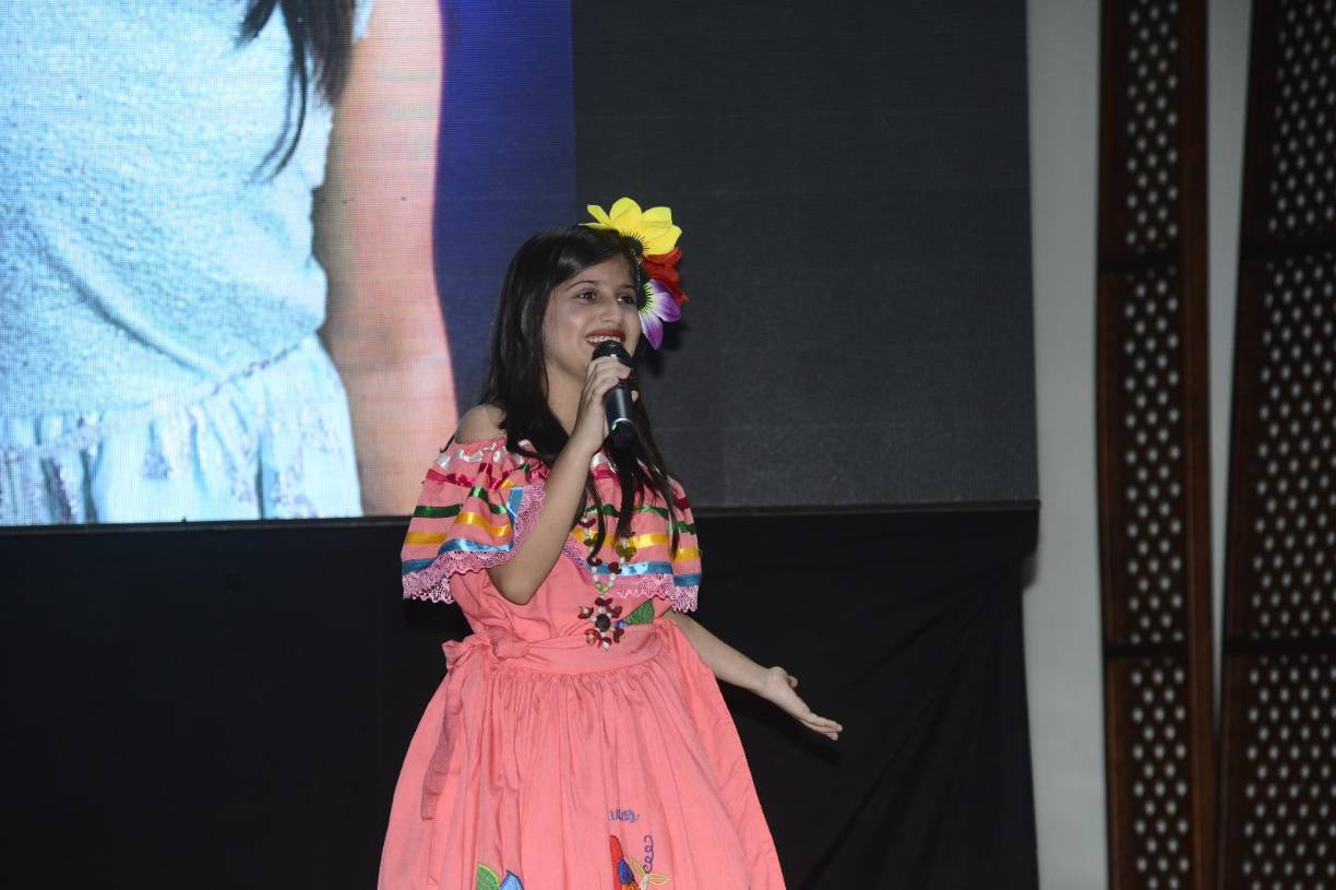 Las niñas también realizaron varias presentaciones artísticas. En la imagen, Zoe Pineda, quien cantó “Así te amo yo, Honduras”. 