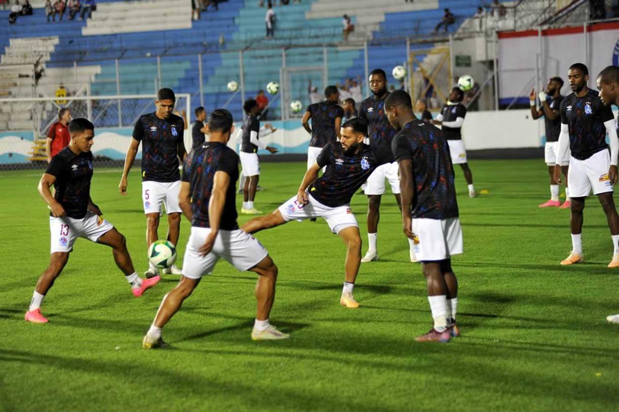 Los jugadores de Olimpia y Génesis no realizaron el calentamiento en la cancha principal del estadio Nacional, ya que están cuidando el recinto para competencias internacionales debido a la sobrecarga que ha tenido el campo.