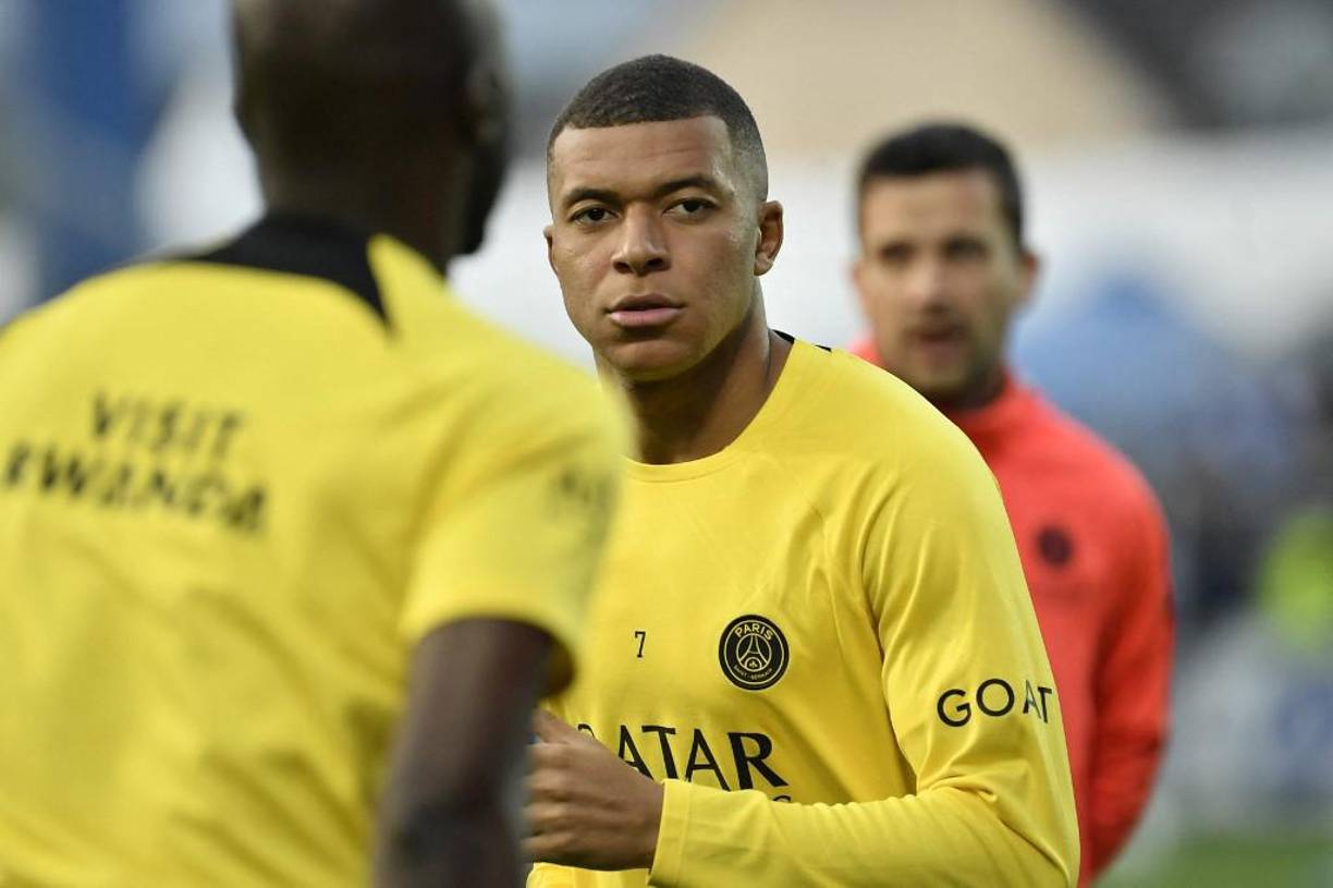 Según Fabrizio Romano, el PSG se siente traicionado por Kylian Mbappé, pues el club sabe que el francés tiene un acuerdo con el Real Madrid para llegar gratis en 2024, presionan para que el club merengue lo compre este mismo verano. El club parino lo dejó fuera de la convocatoria de la gira por Japón.