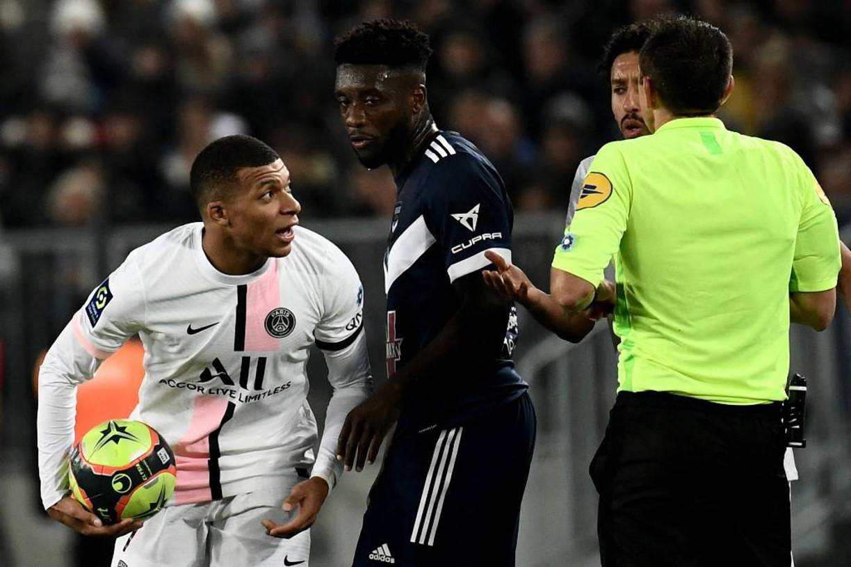 Kylian Mbappé recibió la tarjeta amarilla por la fea acción que le hizo a Alberth Elis. El crack del mundo intentó derribar al catracho cuando ya se había sancionado una falta.