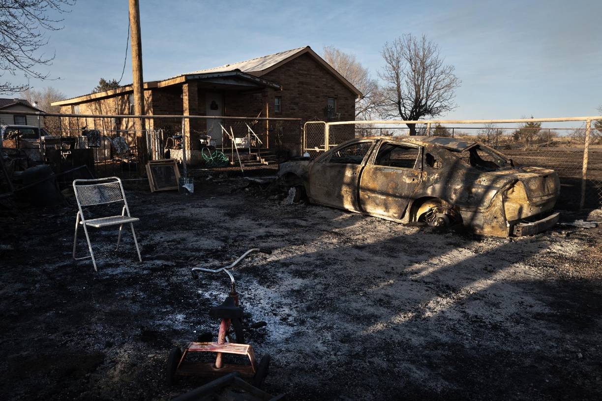 Los servicios de emergencias informaron de tres bomberos heridos, que se recuperan favorablemente.
