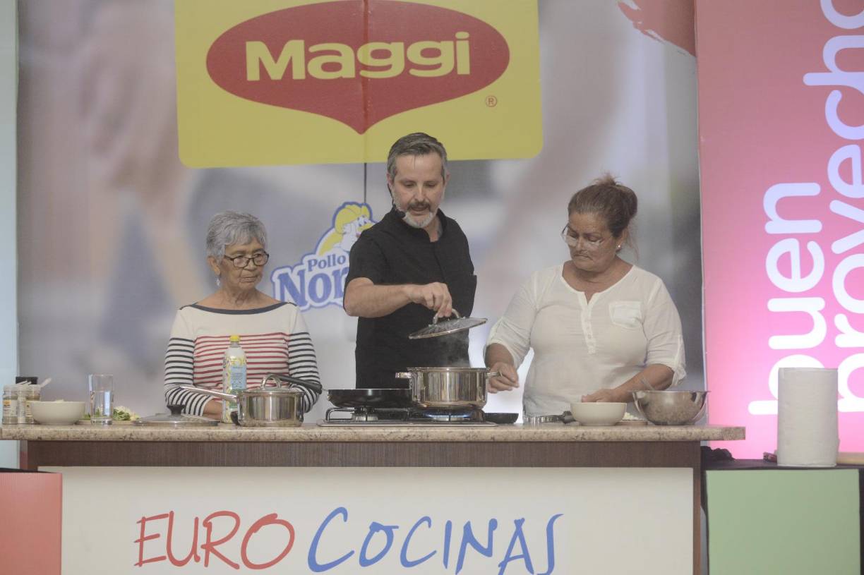 Carlos Leal invitó a estas dos damas, quienes eran parte del público que veía su presentación. 