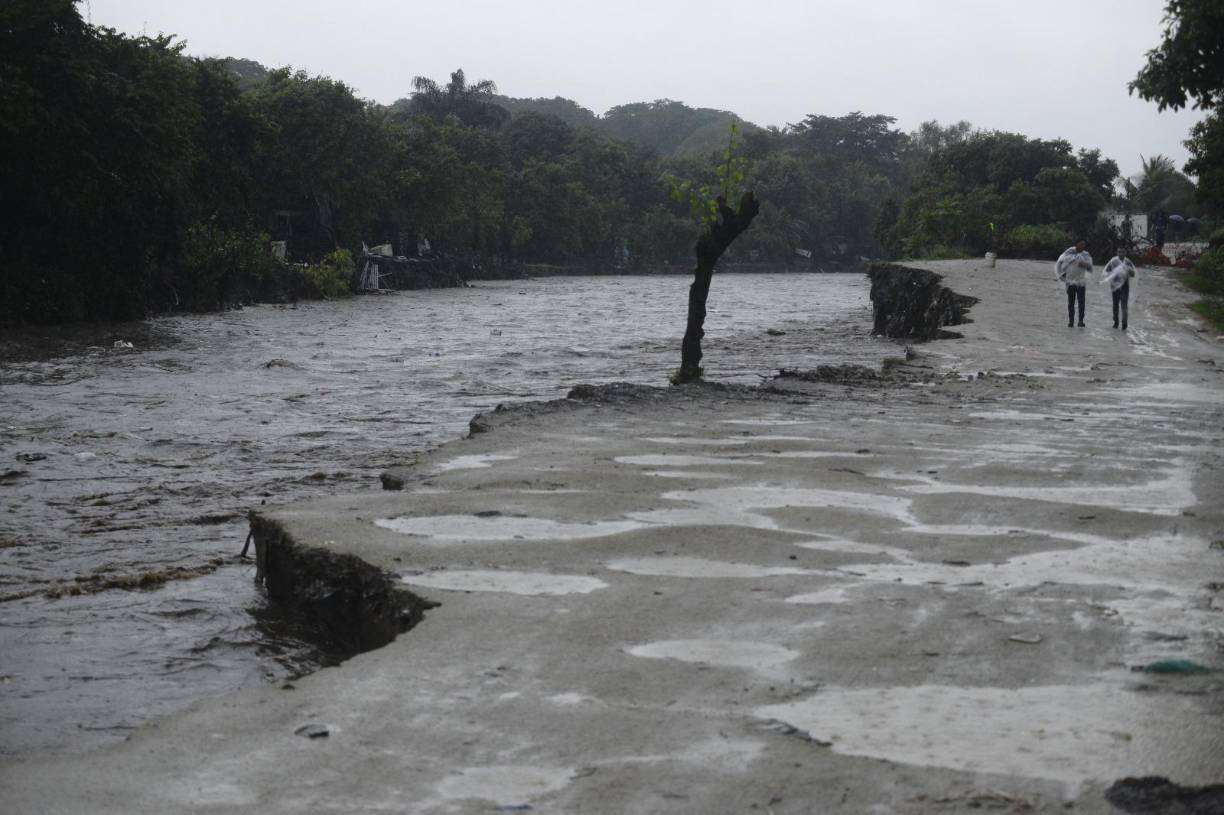 Según López, las zonas que deben ser evacuadas de inmediato incluyen: La Lima, las áreas bajas de Choloma, sectores de El Progreso, Omoa y Puerto Cortés.