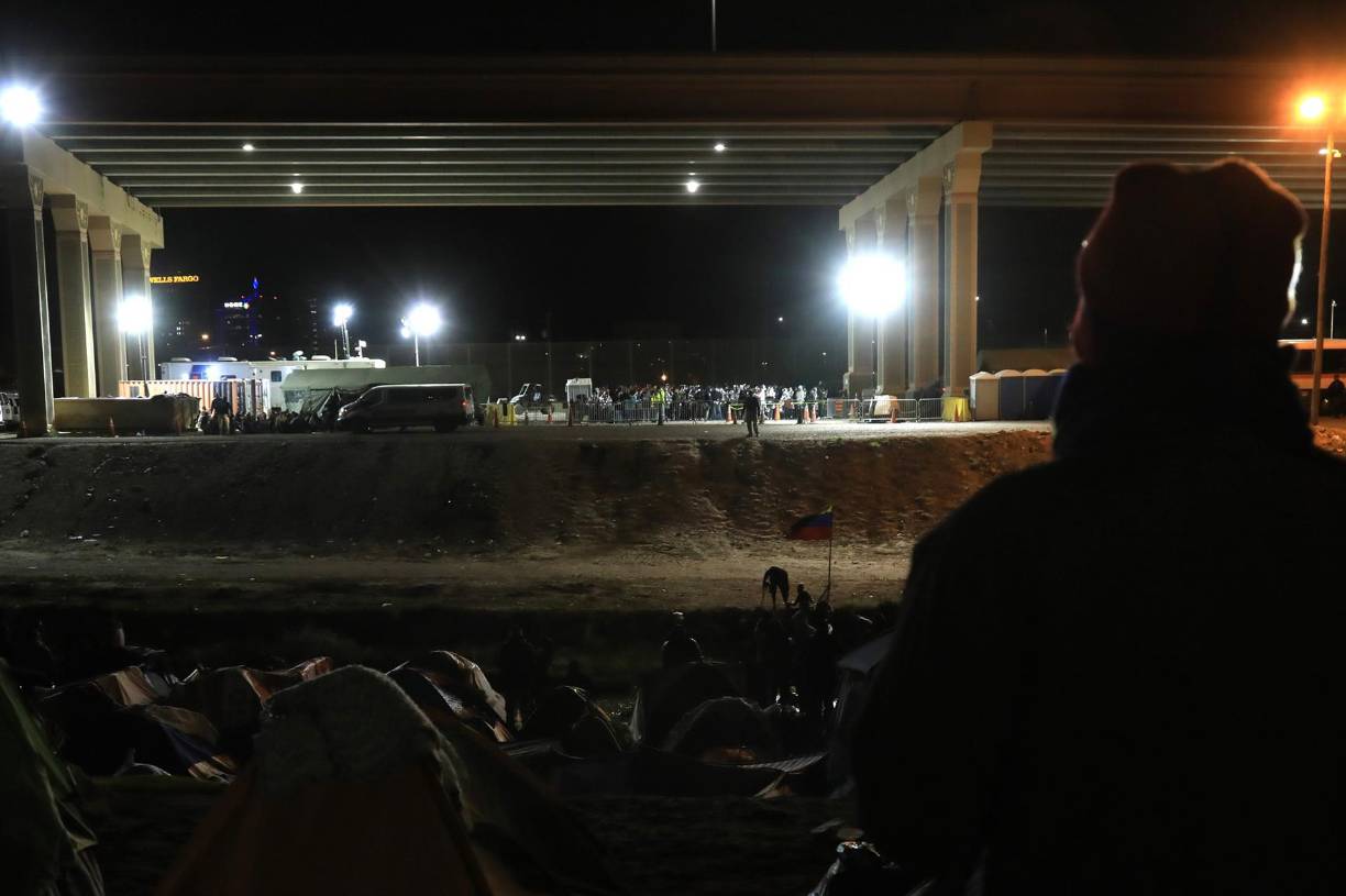 Uno de los indocumentados que se resguarda en esta zona es Leudys Rojas, quien declaró a EFE que “hay quienes tienen un mes o dos meses en este campamento, hay incertidumbre de si se puede cruzar o no y este frío no se soporta”.