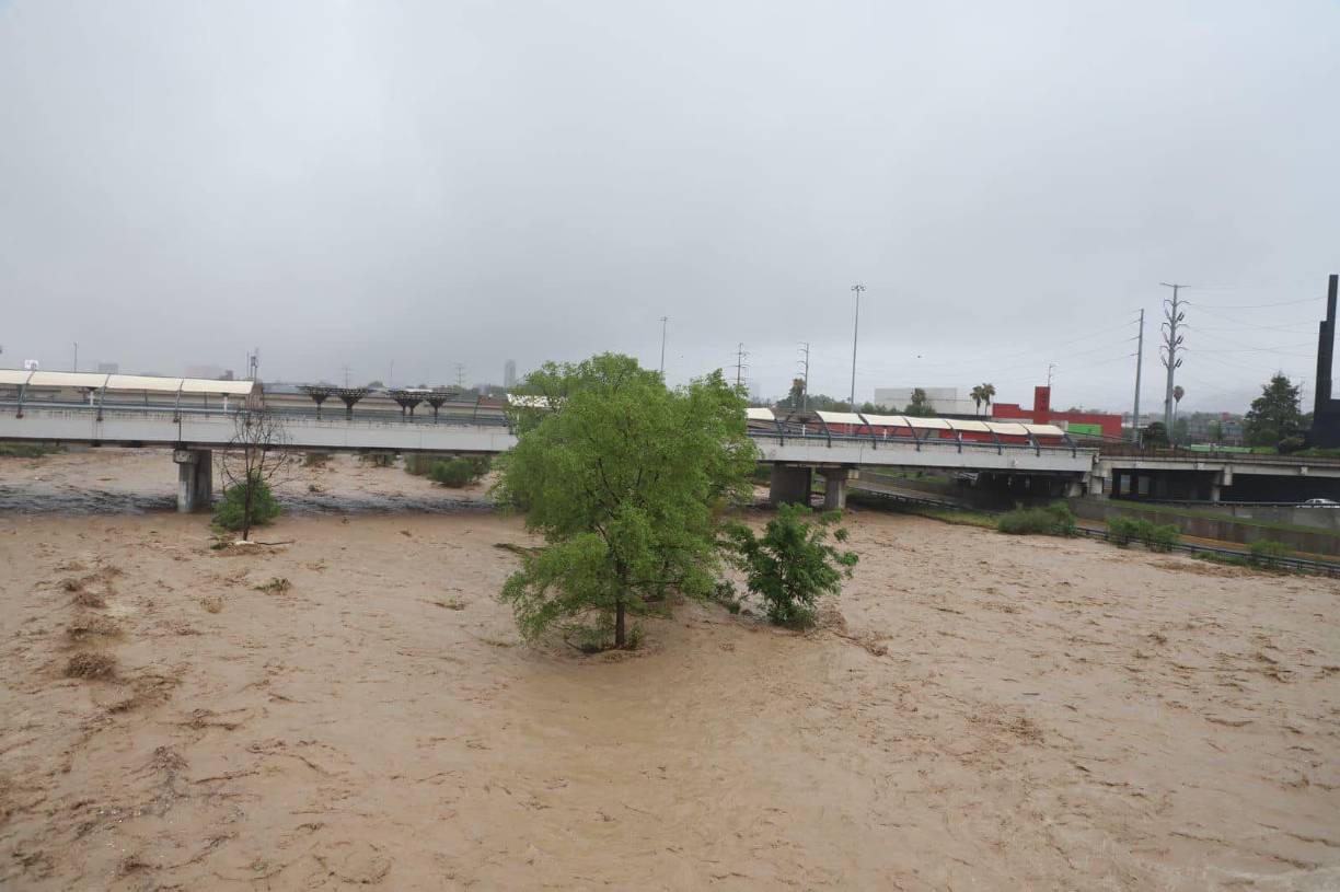 El Río Santa Catarina, que atraviesa la ciudad se ha desbordado y provocado inundaciones en la ciudad. 