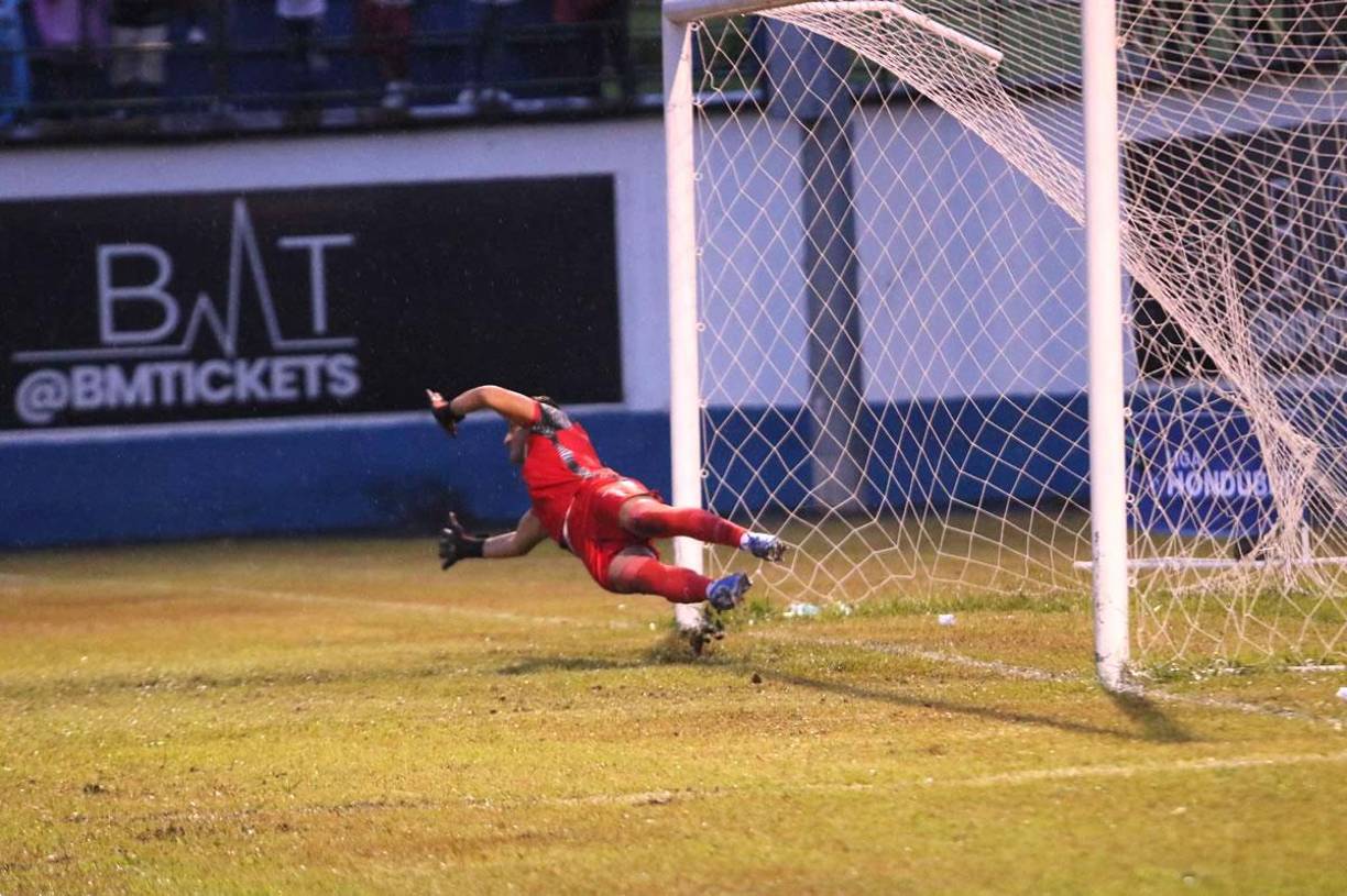 El portero Harold Fonseca adivinó el disparo de Michaell Chirinos y le atajó el penal.