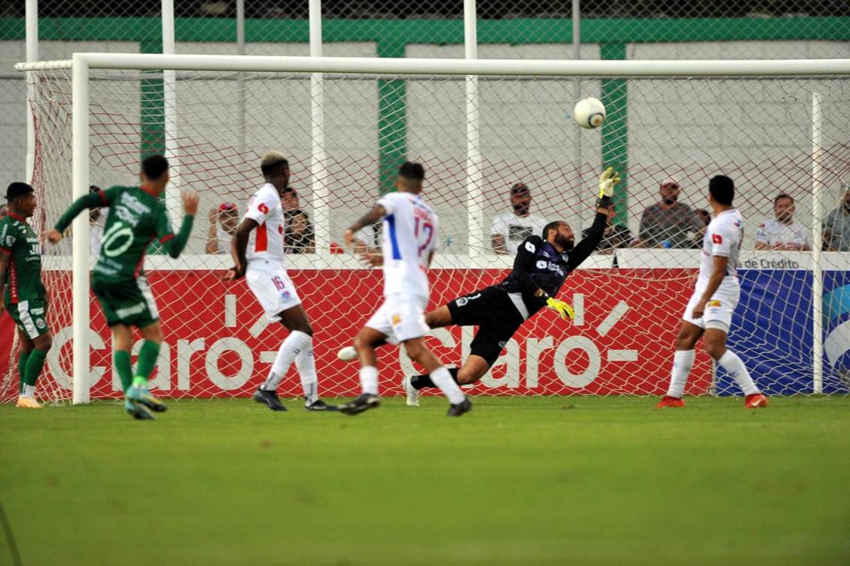 La tremenda tapada de Edrick Menjívar tras un disparo de Damin Ramírez.