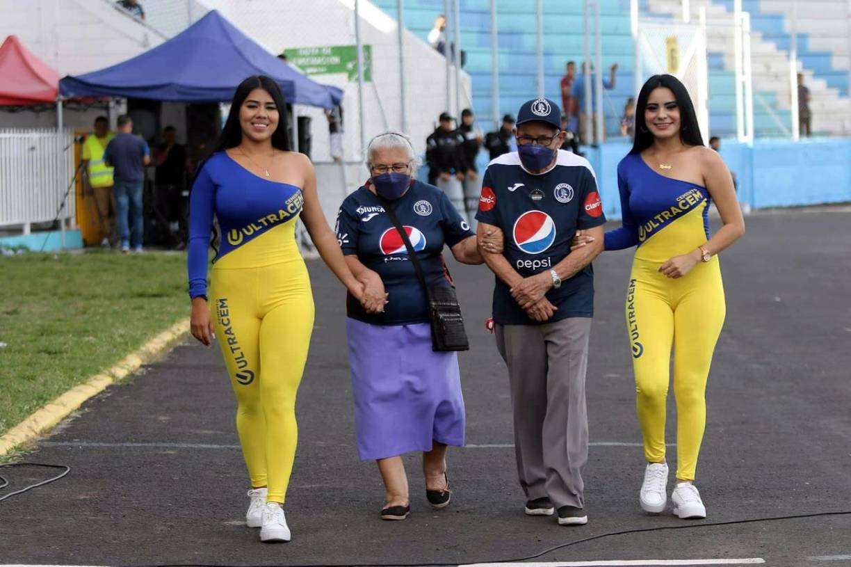 En el Nacional de Tegucigalpa, estas dos guapas edecanes acompañaron a los aficionados más longevos del Motagua.