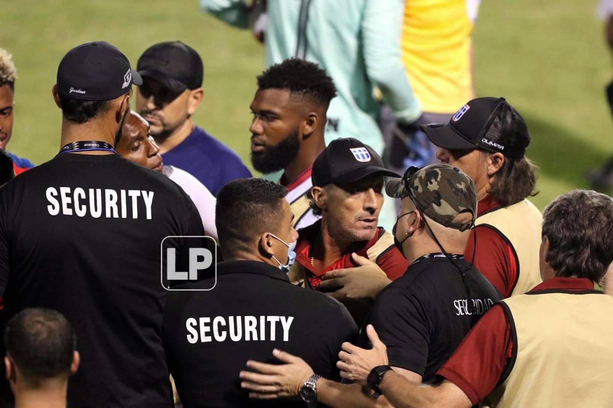 Al final del partido se armó una bronca entre jugadores y técnicos de ambos equipos.