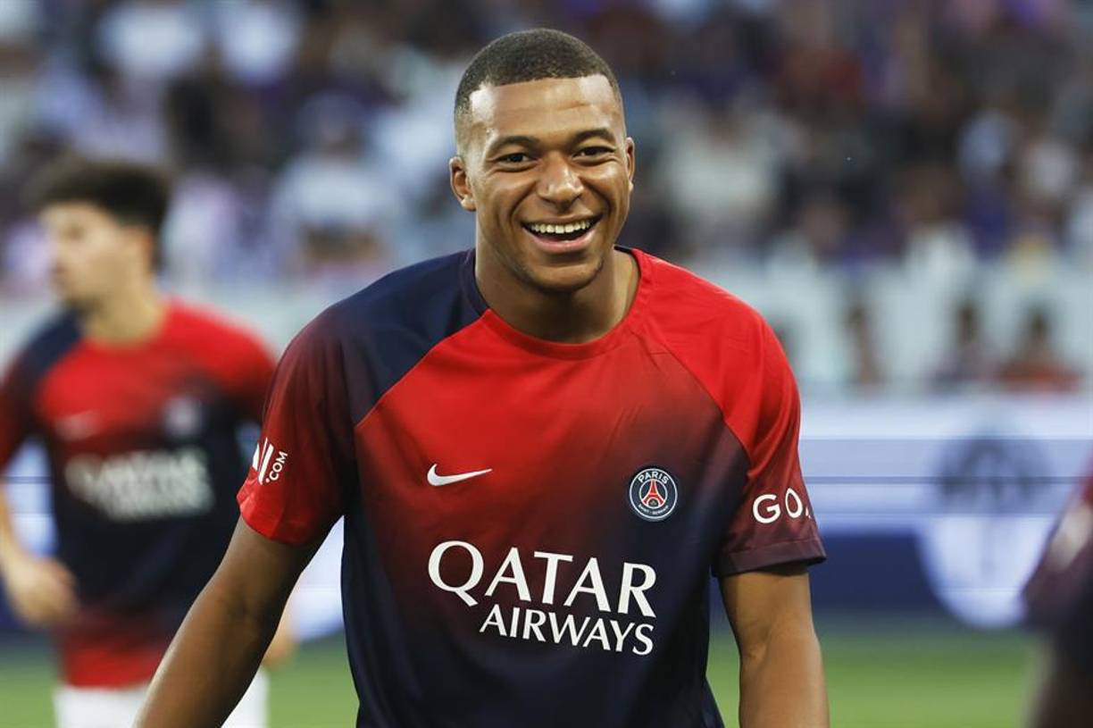 Según Sky Sports, Mbappé está en negociaciones con el PSG para renovar su contrato que culmina en 2024. El medio detalla que hay dos opciones sobre la mesa: firmar un año más, hasta 2025 o realizar un nuevo contrato con nuevas condiciones.