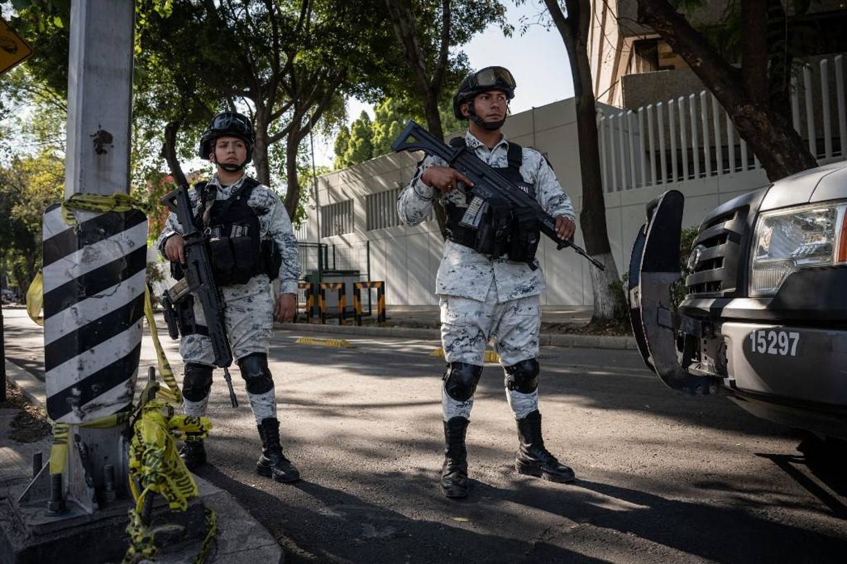  En el sitio fue instalado un convoy de unas 10 camionetas con más de 100 elementos para resguardar la entrada del Centro Federal de Readaptación Social 1. 