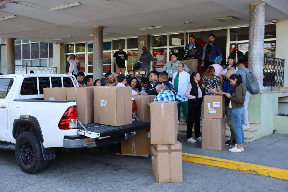 “Aquí está este malnacido, señora ministra. Aquí está ese imbécil haciendo su trabajo, trayendo algodones al Hospital Escuela para que no se paren las cirugías”, manifestó Cálix cuando realizaba la donación.