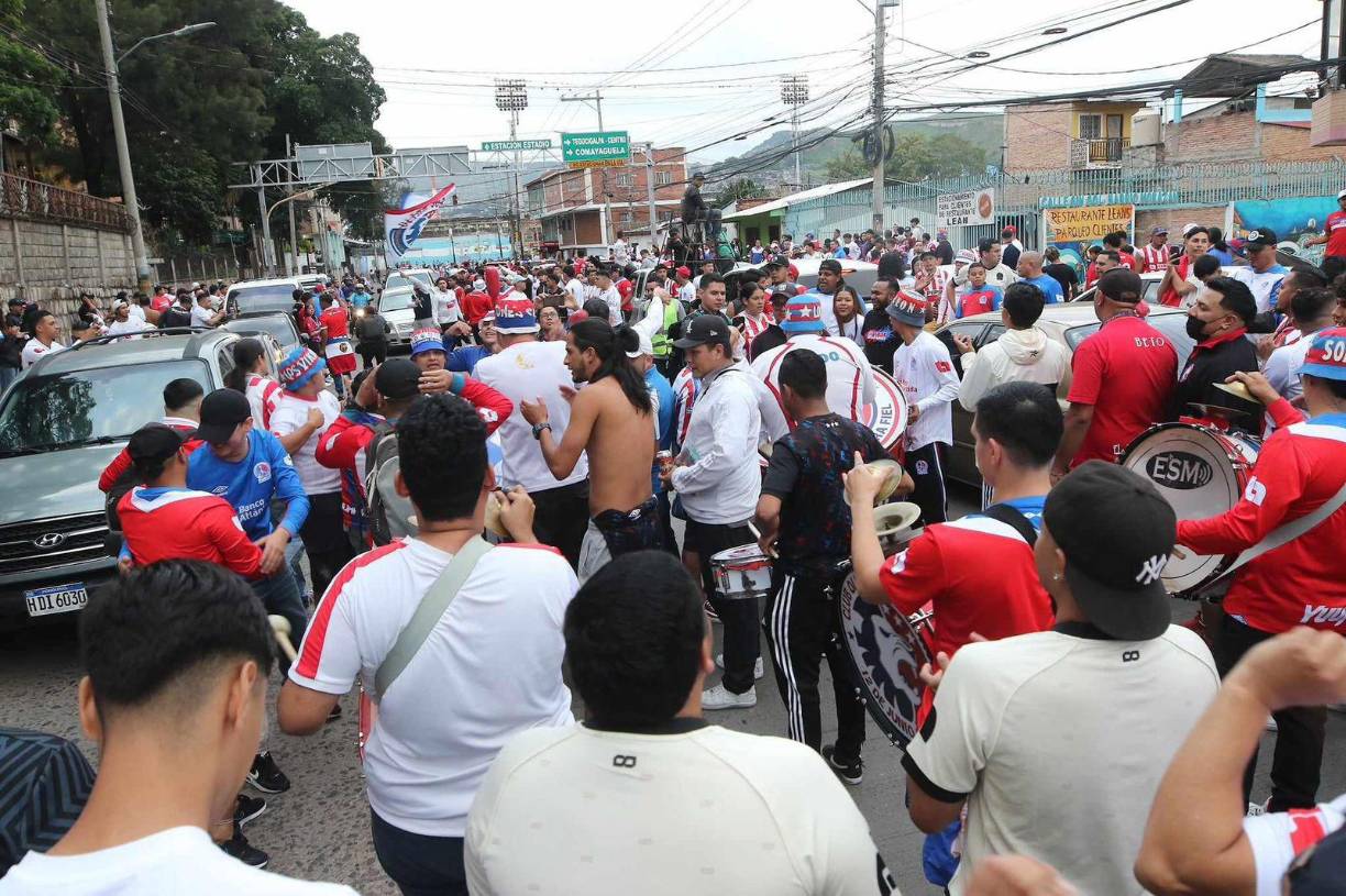 Miles de aficionados se hicieron presentes para apoyar al club de sus amores.