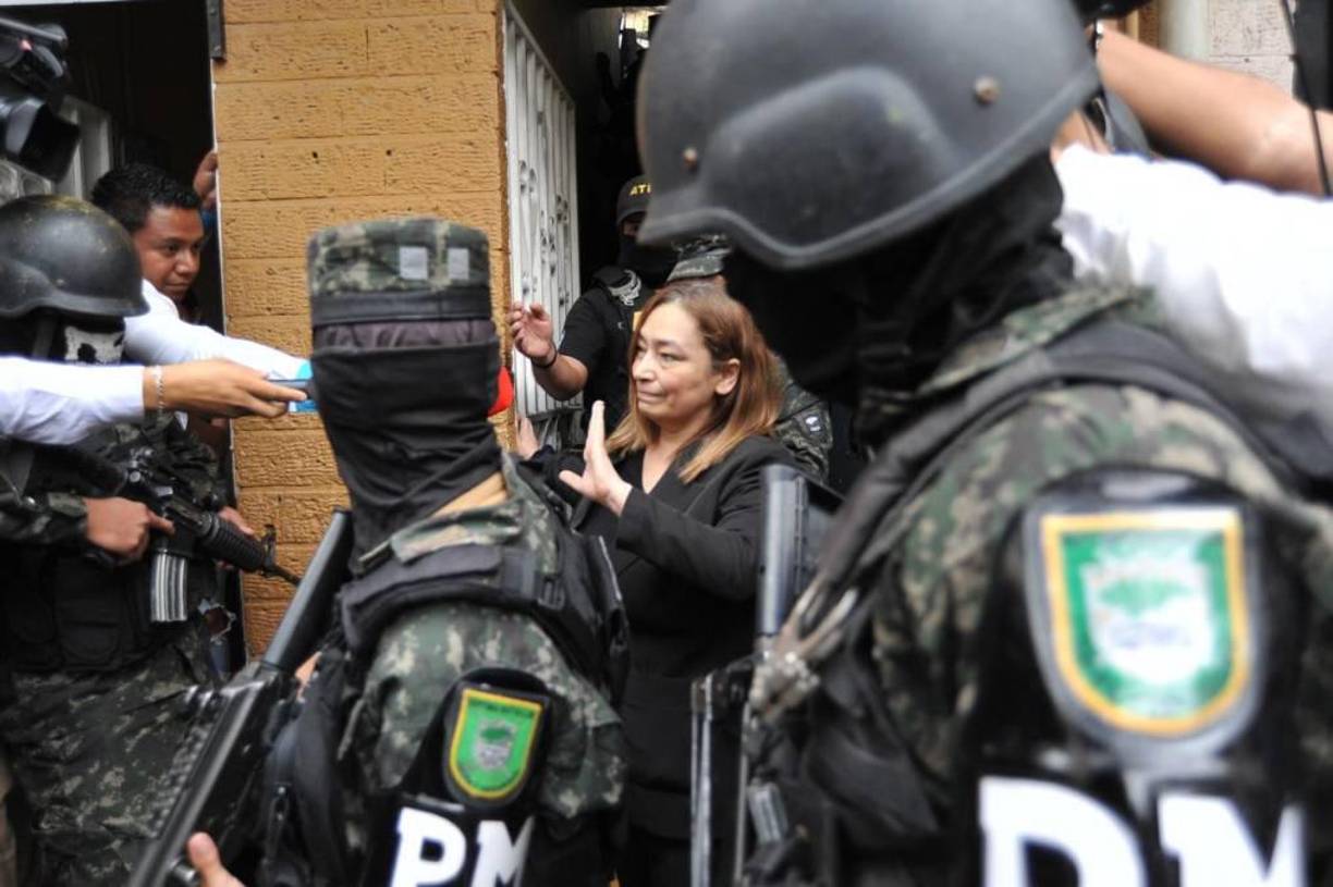 El portavoz del Ministerio Público, Yuri Mora, aseguró que la exfuncionaria se encontraba en la frontera de Guasaule, sin embargo, debido a la presión de las autoridades, decidió entregarse de forma voluntaria.