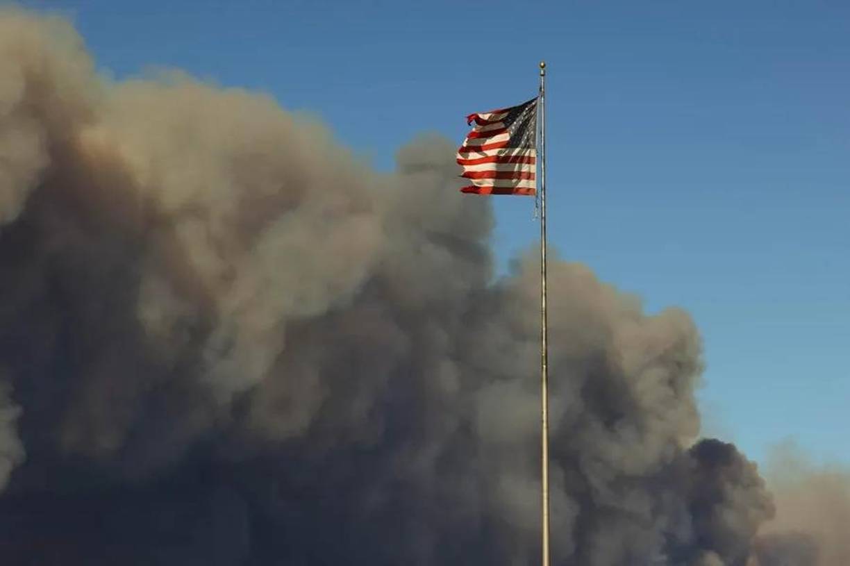 La causa principal de la extensión tan voraz de los fuegos son los llamados vientos de Santa Ana, conocidos como catabáticos, incluso de más de 150 kilómetros por hora, y que son corrientes de aire recalentado que soplan desde el interior del continente hacia la costa de California contribuyendo a expandir el fuego sin control.