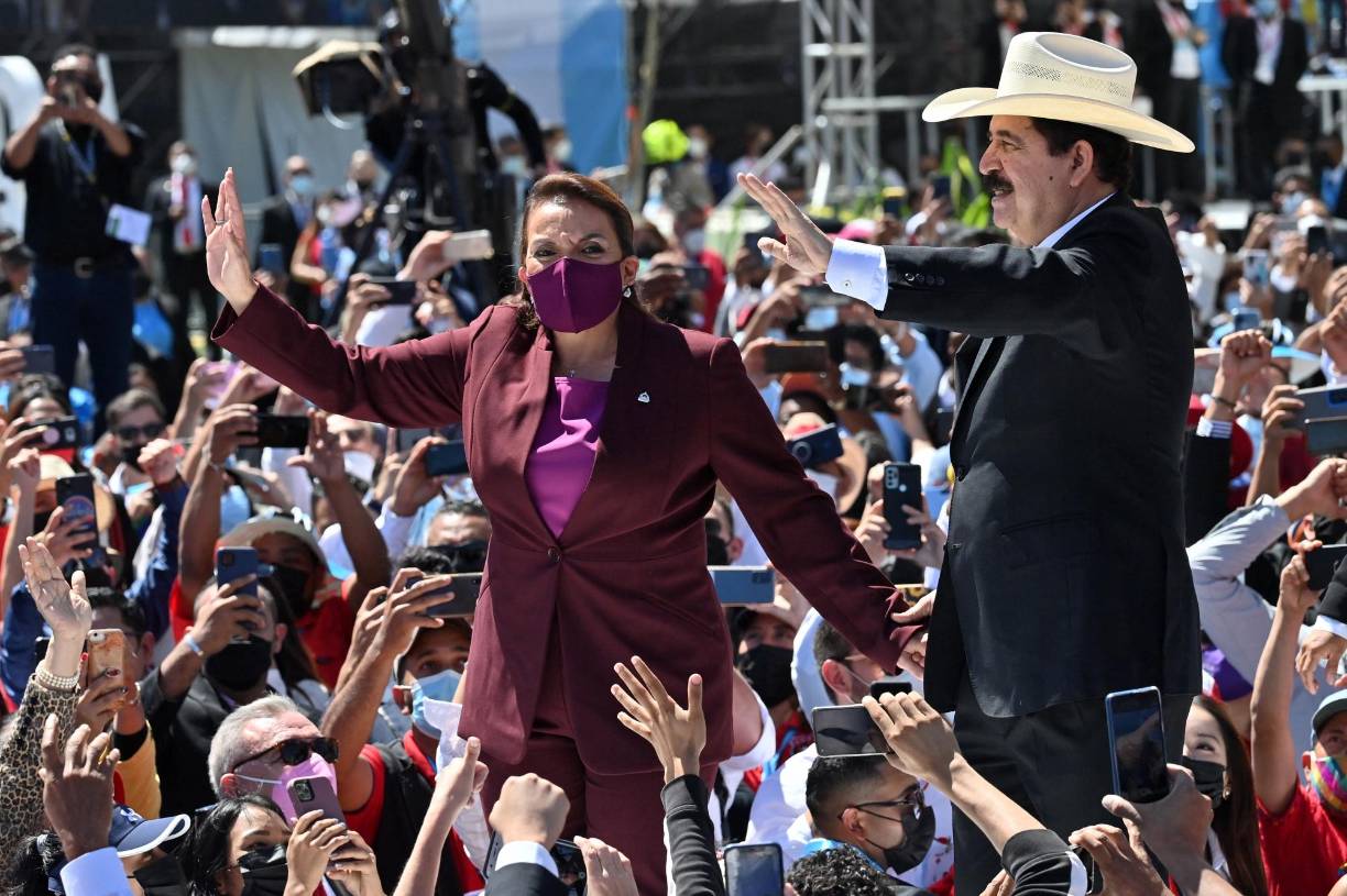 La presidenta Xiomara Castro junto a su esposo Manuel Zelaya, expresidente de Honduras. 