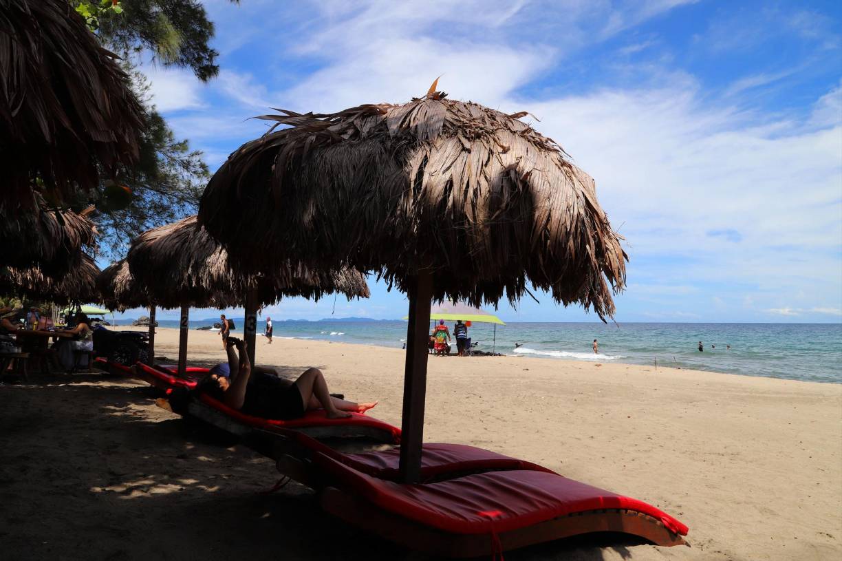 Playas de arena dorada, restaurantes finos con exquisita gastronomía como la Rosa Negra entre otros, es lo que encuentra el turista en Tela. 