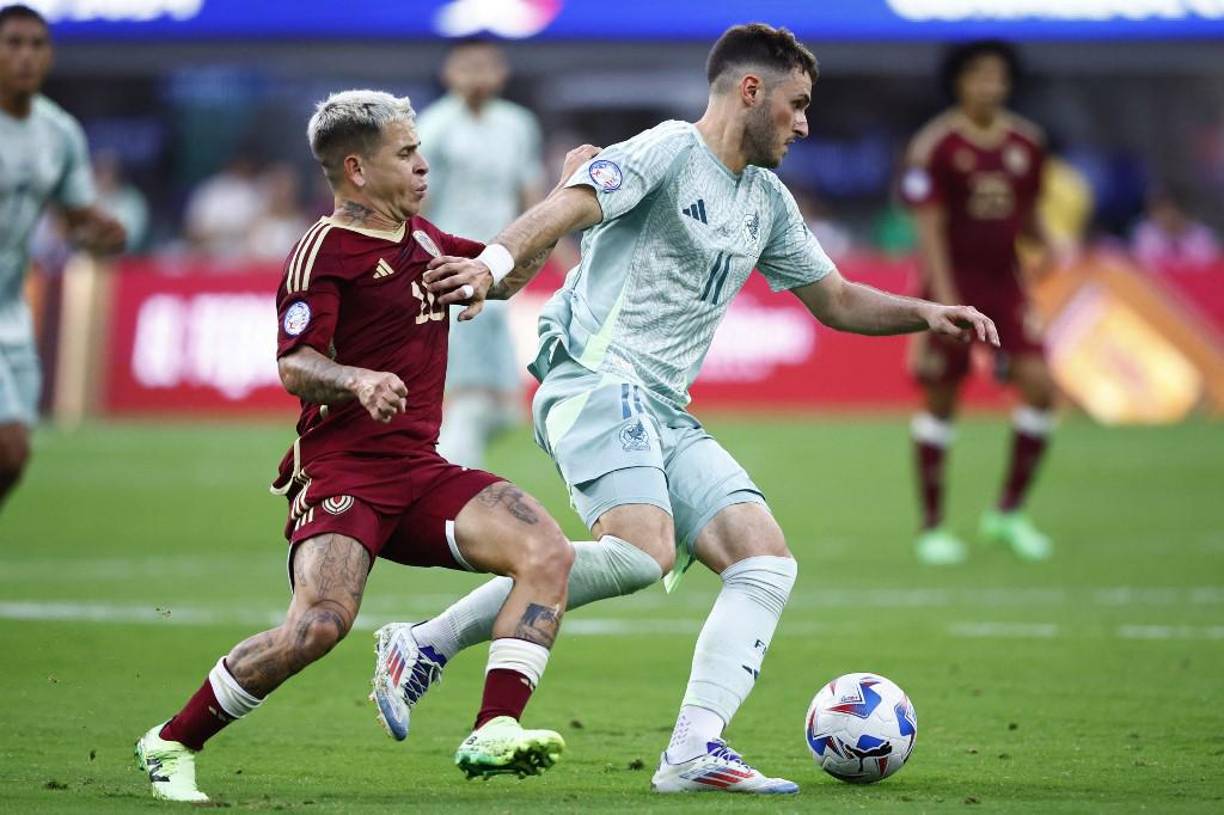 Santi Giménez ha sido cuestionado por su propio padre luego de no poder anotar en el duelo ante Venezuela.