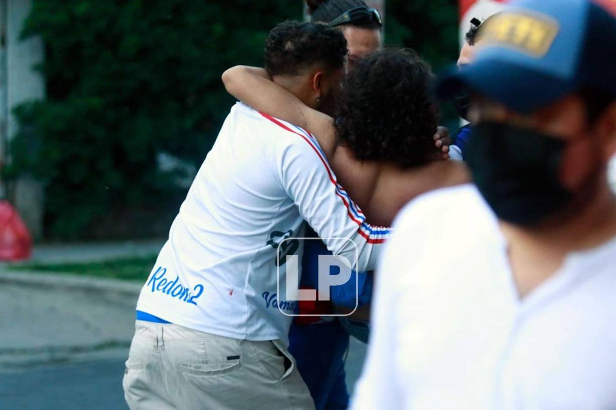 Este aficionado del Olimpia es cargado por otros hinchas tras resultar herido en el relajo.