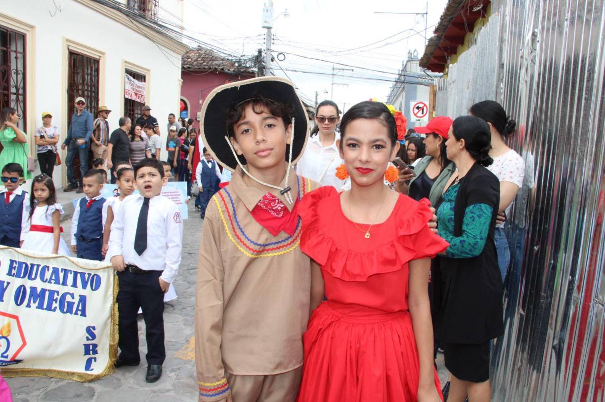 Niños visten prendas folclórica para rendirle tributo a Honduras en sus 202 años de Independencia.