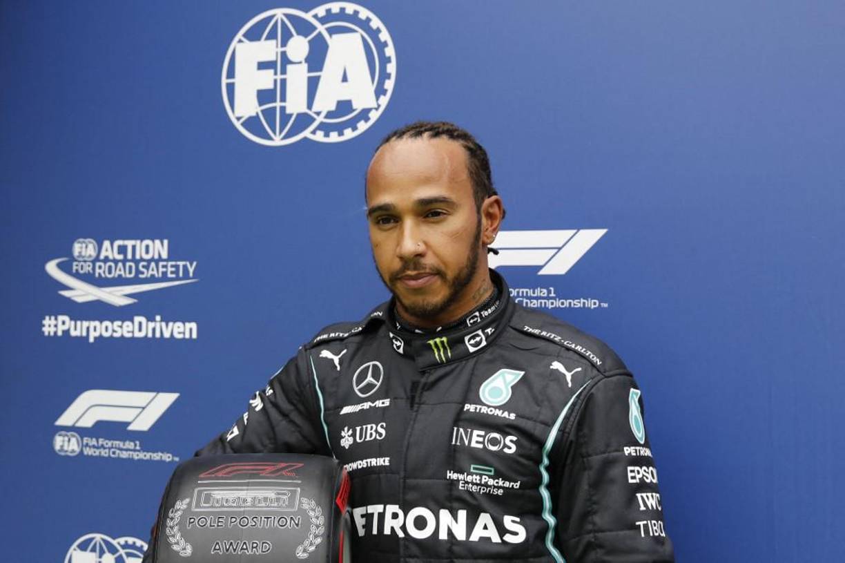 Y es que tal y como ha informado el tabloide británico ‘Daily Mail’, Lewis Hamilton fue visto dirigiéndose a su hotel junto a sus guardaespaldas y con Janet Guzmán, provocando que salga a la luz una posible nueva relación del inglés.