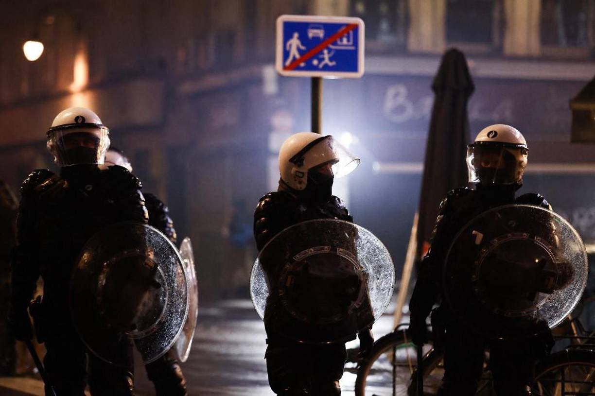 Estos disturbios han llevado a intervenir a un centenar de policías, que han utilizado gas lacrimógeno y dos cañones de agua, y han pedido a los ciudadanos que eviten el centro.