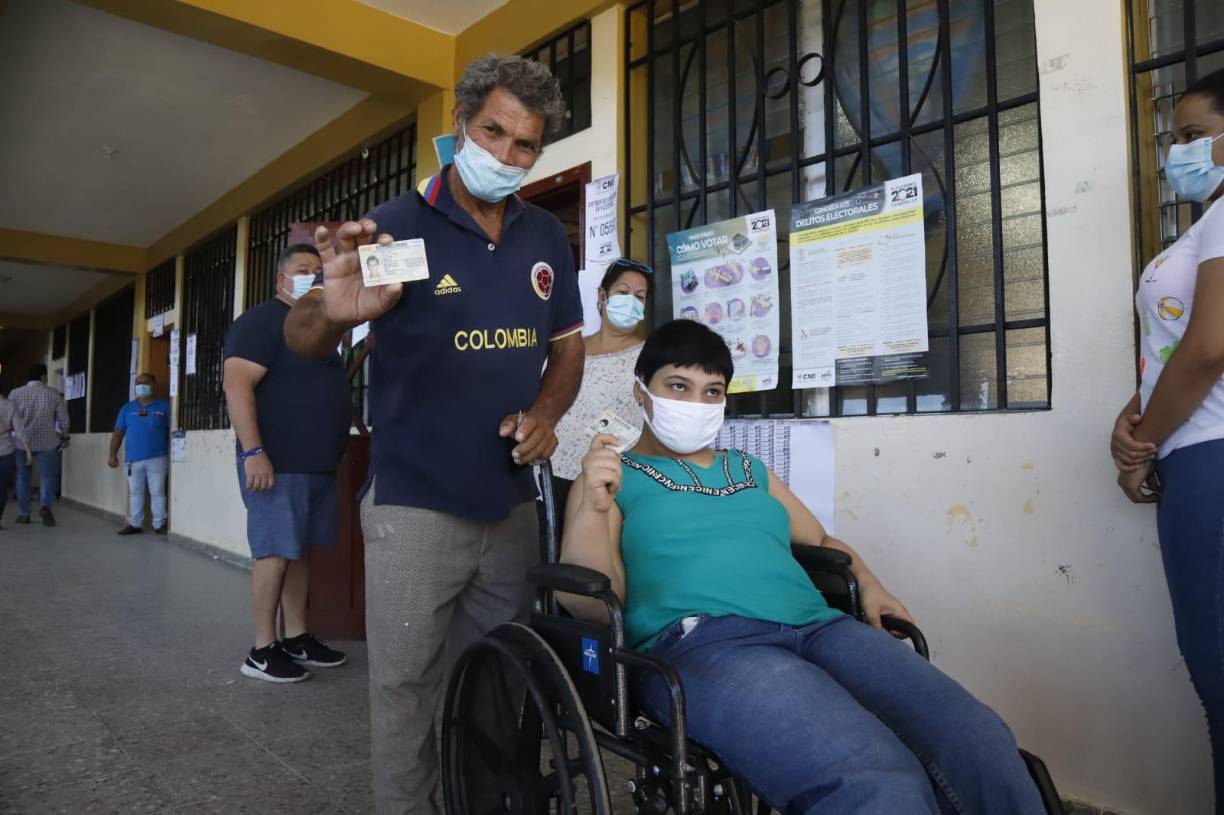 Yaritza Zuñiga (26), en silla de ruedas, y su padre Luis Zuñiga (62) llegaron a votar juntos a la escuela Marco Aurelio Soto de Barrio El Porvenir, Puerto Cortés. Padre e hija dijeron que es un deber ciudadano ejercer el sufragio.