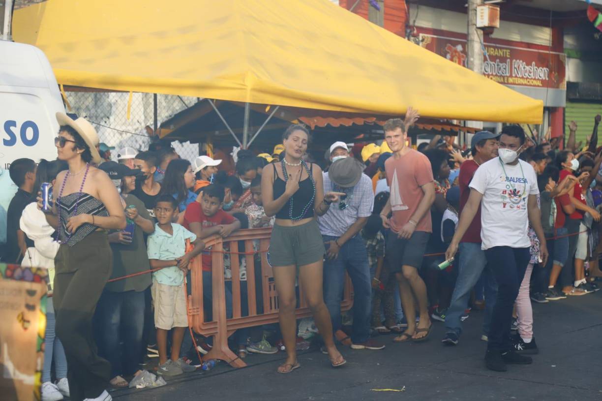 Así disfrutan hondureños y turistas del Gran Carnaval de La Ceiba 2022