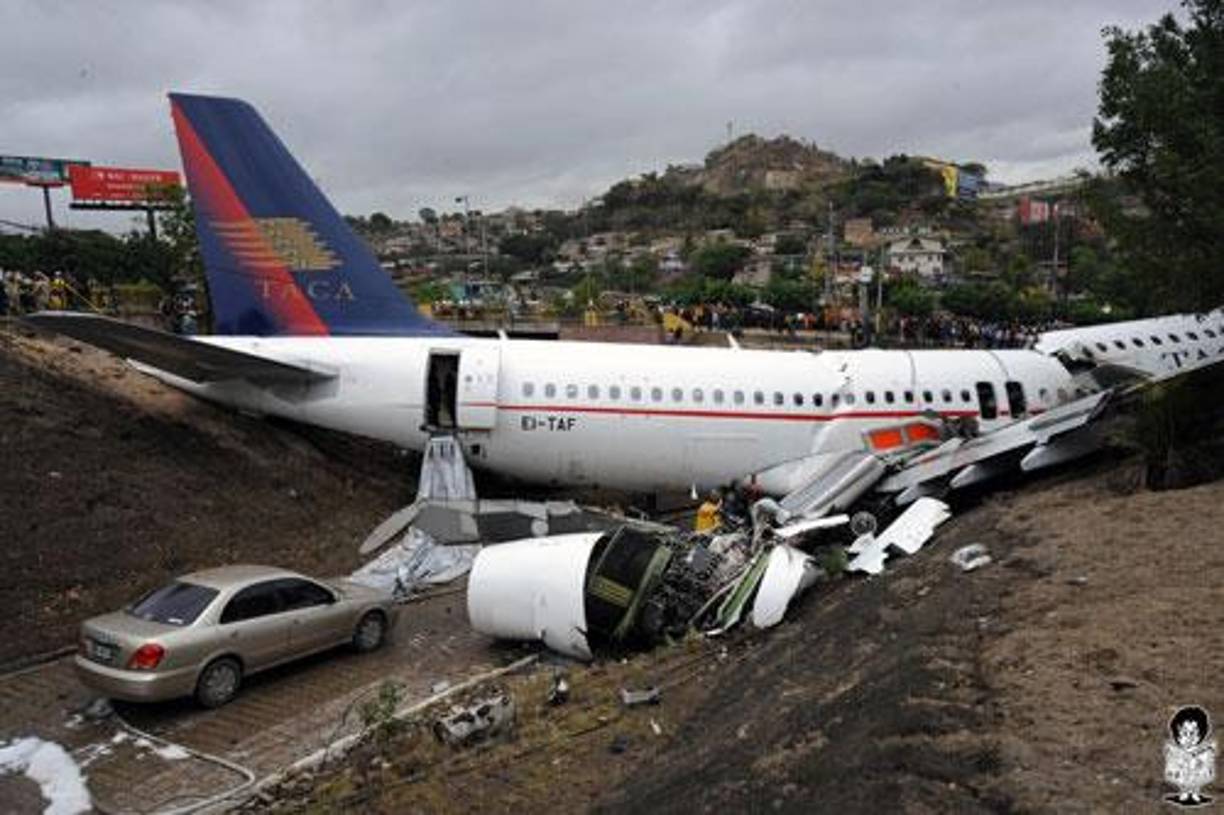 Debajo de un Toyota Tacoma quedaron los cuerpos de José Rolando Aguilar Núñez y Gustavo Tróchez, jóvenes universitarios que circulaban por la zona cuando se dio el accidente.