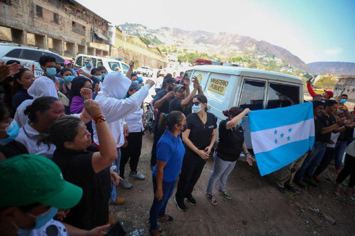 Fiscales protestan frente a cadáver en río de Tegucigalpa