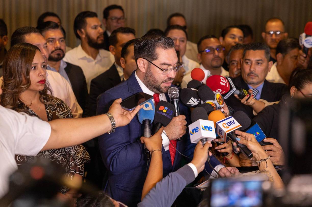 Cálix insinuó que Rixi Moncada estaría recibiendo dinero del narcotráfico para financiar su campaña política. 