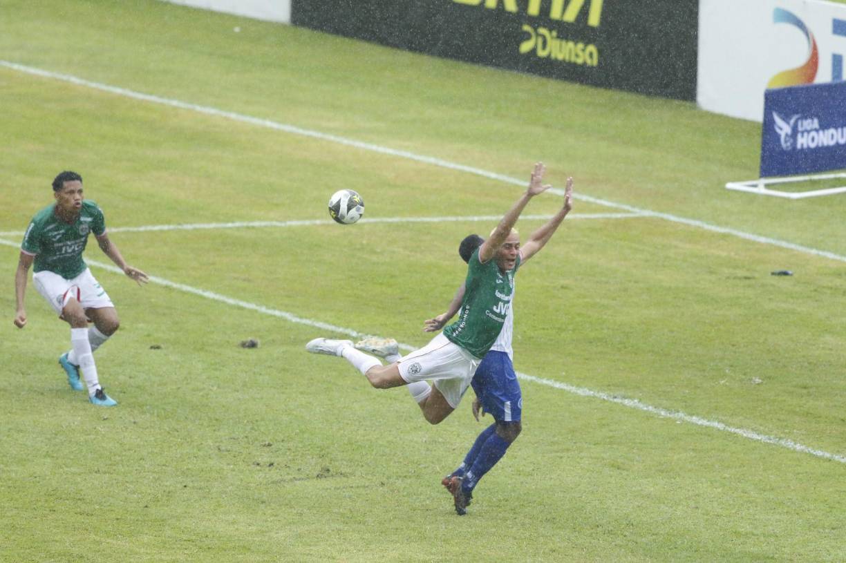 Dos minutos más tarde el juez central sancionó penal a favor del Monstruo Verde en una supuesta falta de José Velásquez a Ángel Tejeda. Una nueva polémica en el olímpico. 