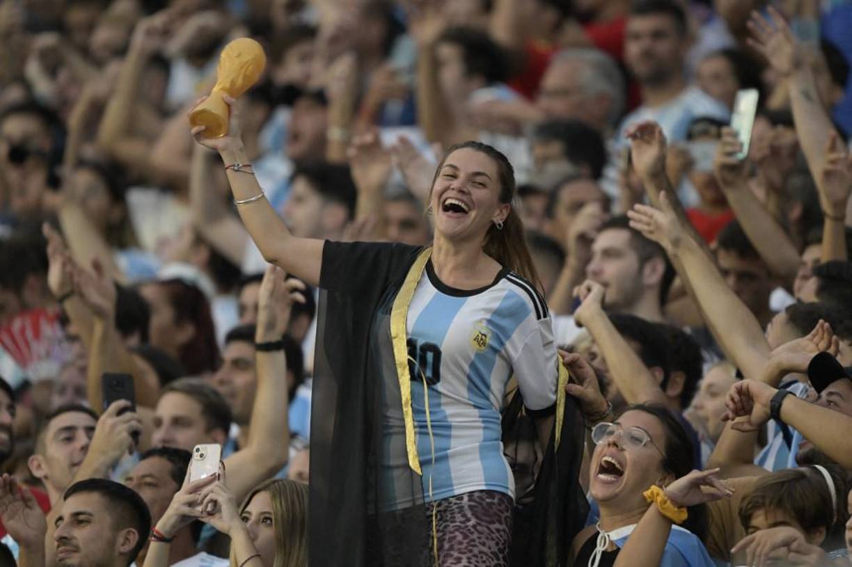 Esta bella aficionada se robó las miradas en las graderías.
