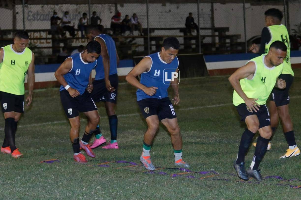 El mediocampista calentando a todo vapor para estar a punto para el partido.