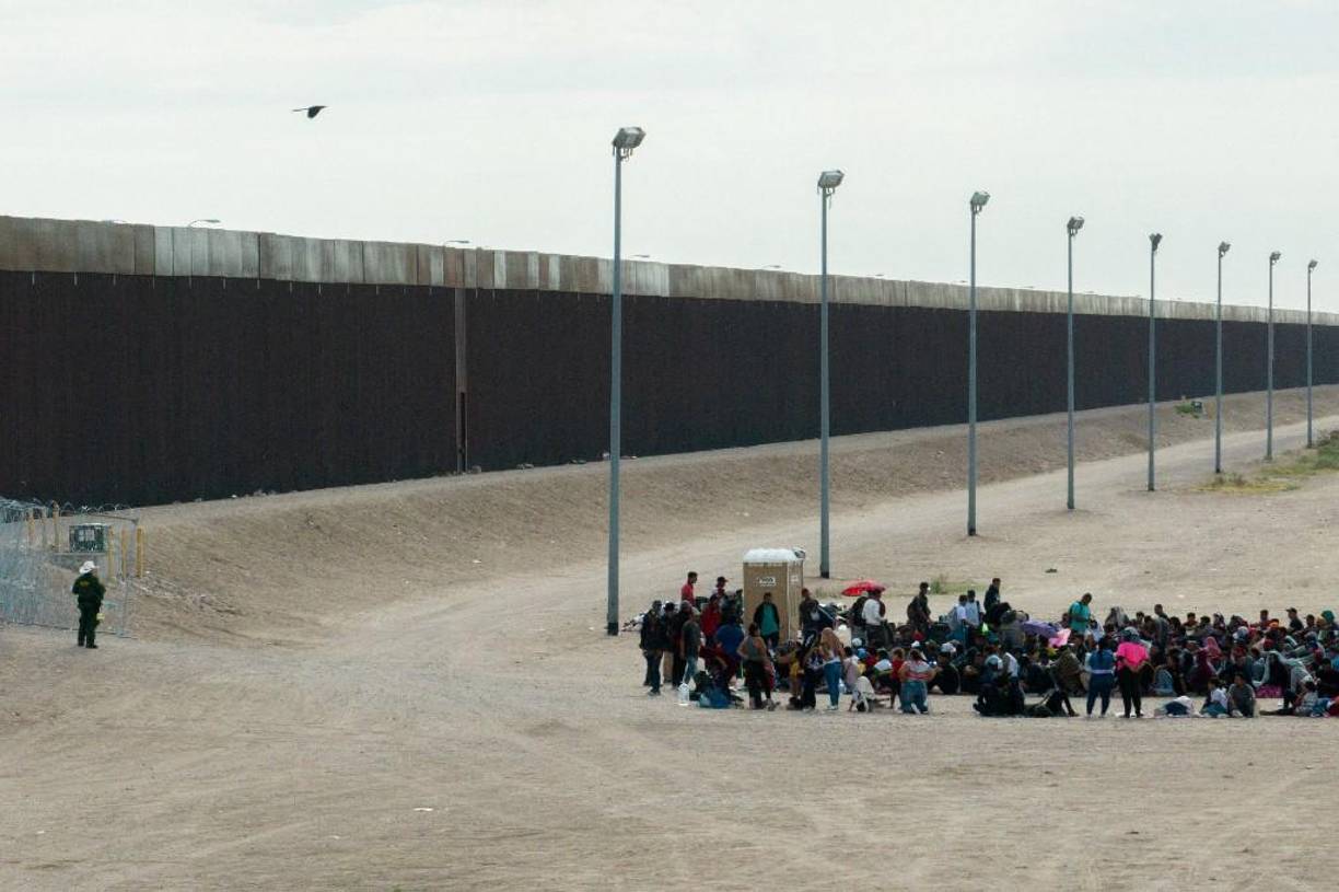  En una vista aérea, se ve a migrantes agrupados mientras esperan ser procesados en el lado de la frontera de Ciudad Juárez el 21 de septiembre de 2023 en El Paso, Texas. 