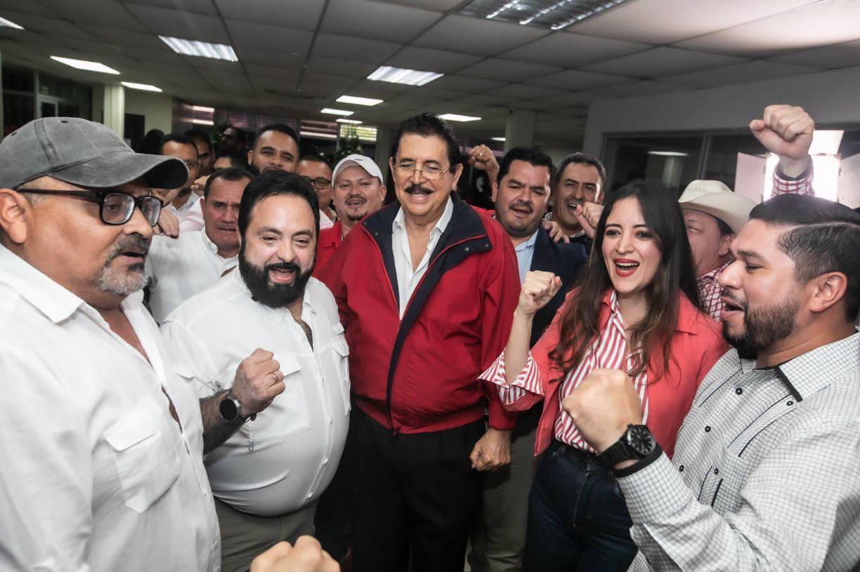 “Bienvenido compañero, Luis Redondo, a esta gesta histórica, revolucionaria, democrática, pacífica, de resistencia, de entrega total a la lucha por la justicia en este país”, expresó Zelaya a Redondo. 