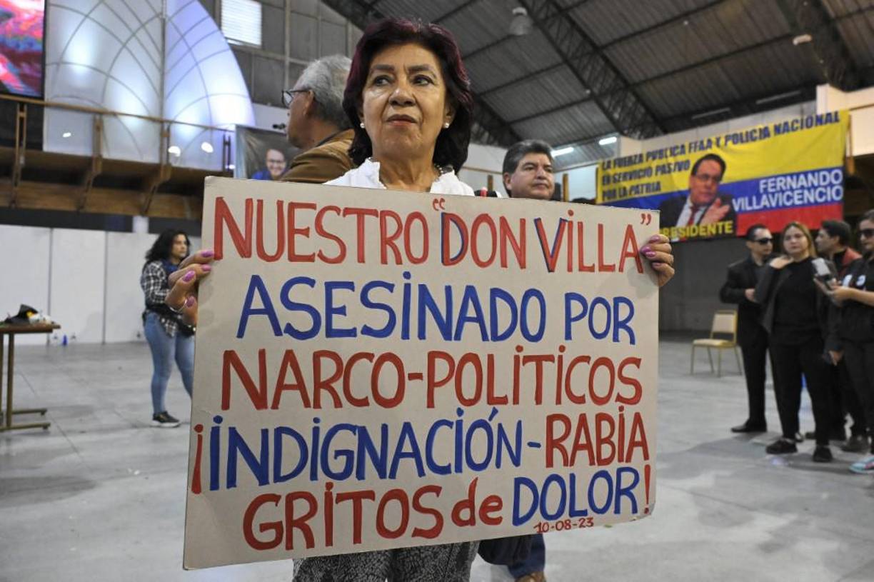Con oraciones, el puño en alto, dejando flores y sobre todo con lágrimas, las personas en fila han ido pasando por el féretro, cubierto por una bandera blanca con el logotipo de su formación “Construye” y su rostro.