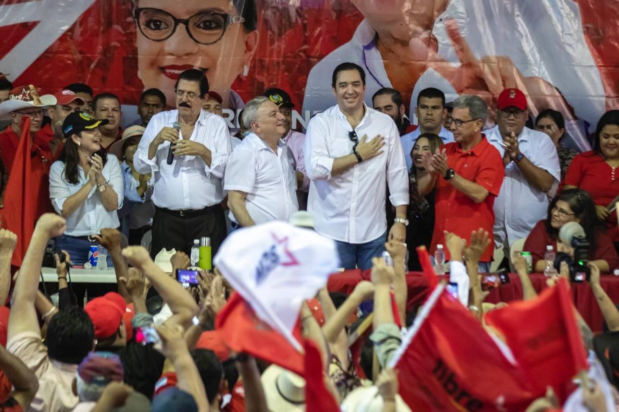 “Quiero saludar a un prospecto, un proyecto que tiene el pueblo hondureño y la juventud del Partido Libre, Héctor Manuel Zelaya”, dijo el también asesor presidencial.