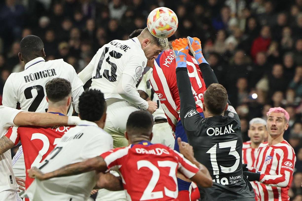 Jan Oblak despeja de puños un centro al área que buscaba cabecear Fede Valverde.